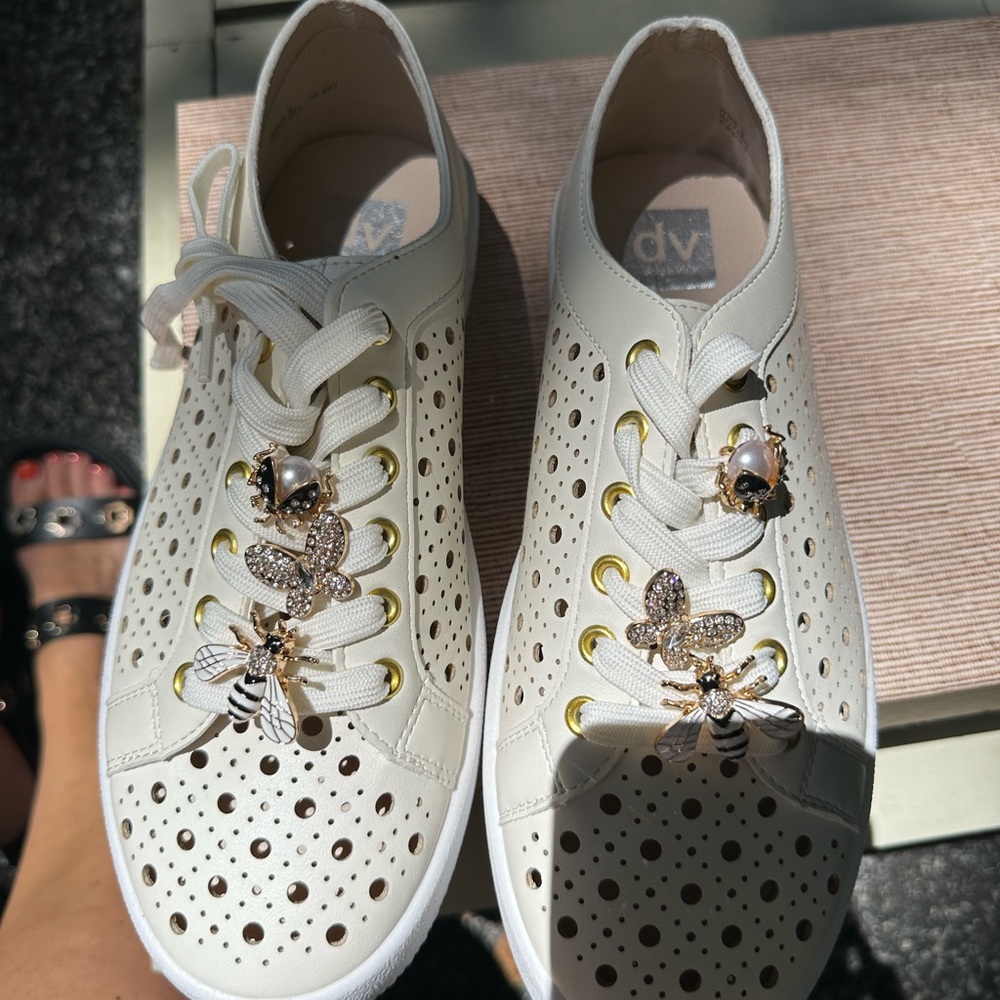 DV by Dolce Vita Elegant Cream Women's Sneakers with Bee Embellishments US 9 - Picture 2 of 9
